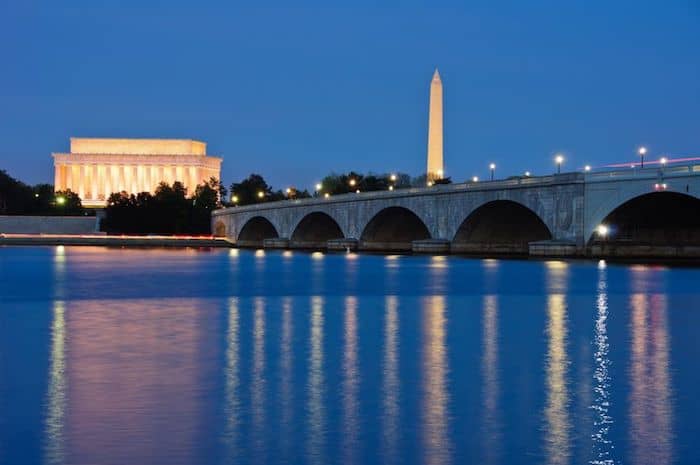A sinistra il Lincoln Memorial, Washington DC